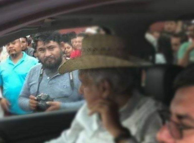 En la imagen, el periodista Ernesto Méndez captando a AMLO. Foto: Twitter