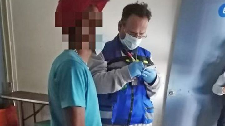 Sujeto rescató su cartera en vías del Metro CDMX, lo ayudan a salir y lo llevan detenido