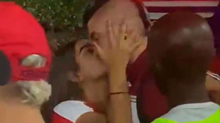 Lamentable: Denuncian acoso contra exfutbolista del Mazatlán; aficionada le da un beso