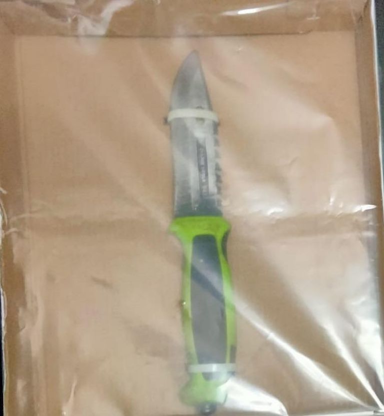 El arma punzocortante asegurada al detenido 