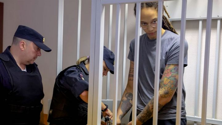 Rusia sentencia a basquetbolista a 9 años de prisión por posesión de drogas; Biden reacciona