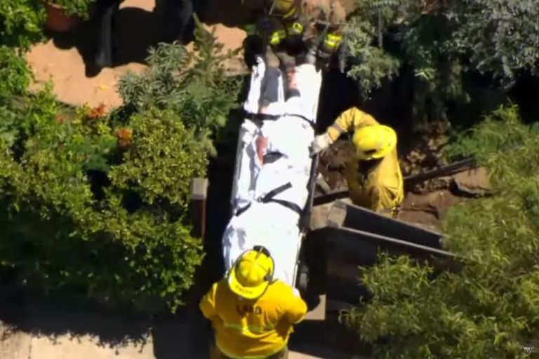 Anne Heche es auxiliada por los paramédicos