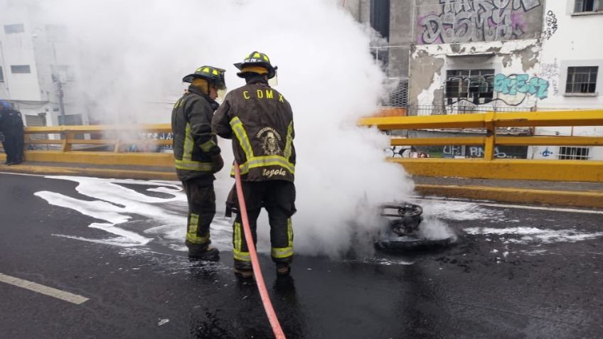 (VIDEO) Brutal accidente: Tras colisión de automóvil contra motocicleta, se desata incendio