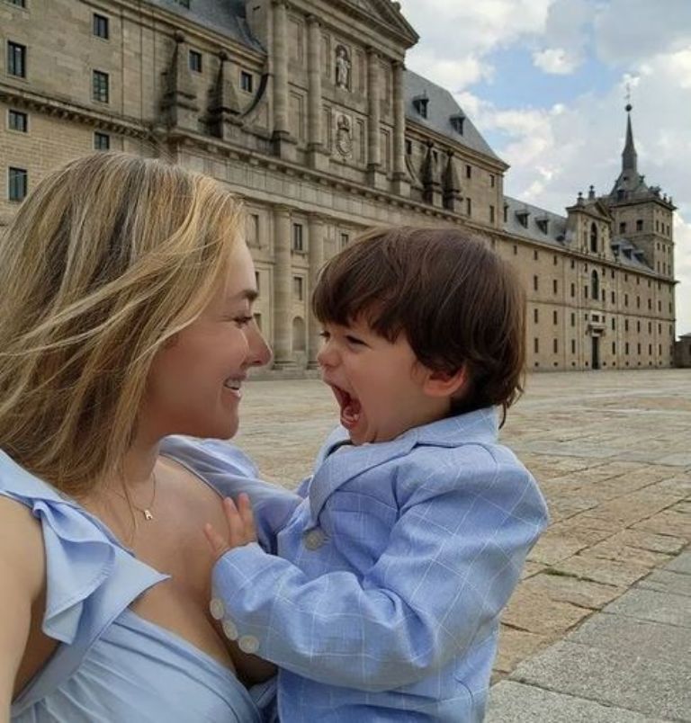 Sherlyn con André en España