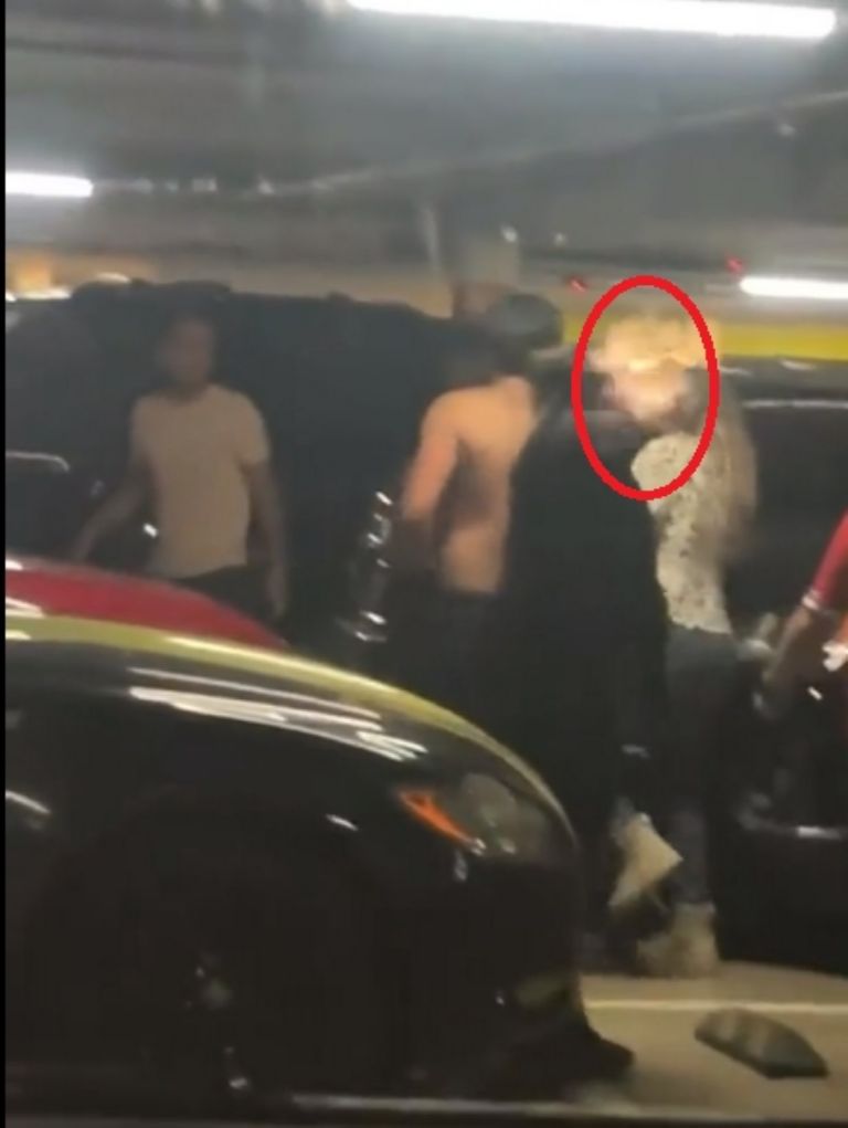 En la imagen, captura de pantalla del video que muestra a una mujer disparar en un centro comercial de Edomex.