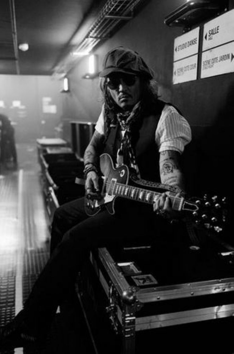 Fotografía del concierto tras bambalinas del concierto de Johnny Depp en París