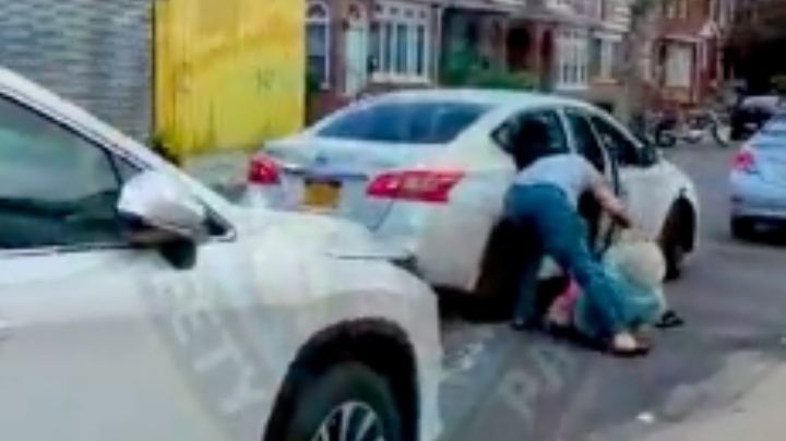 FUERTE VIDEO: Conductor roba a una mujer de 78 años tras 'lanzarla' brutalmente de un auto