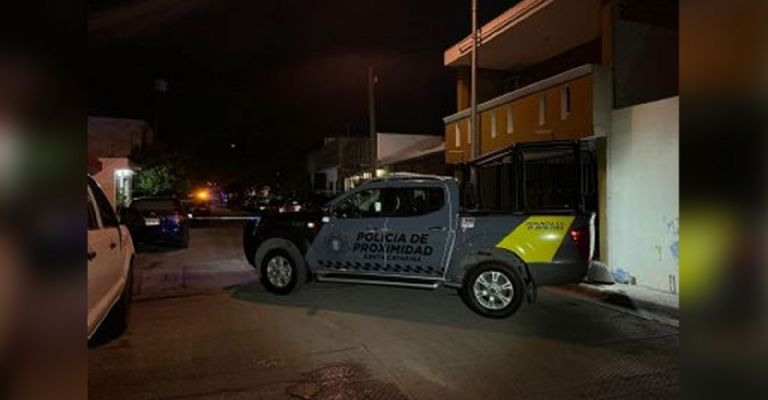 Autoridades trabajan en el sitio del crimen