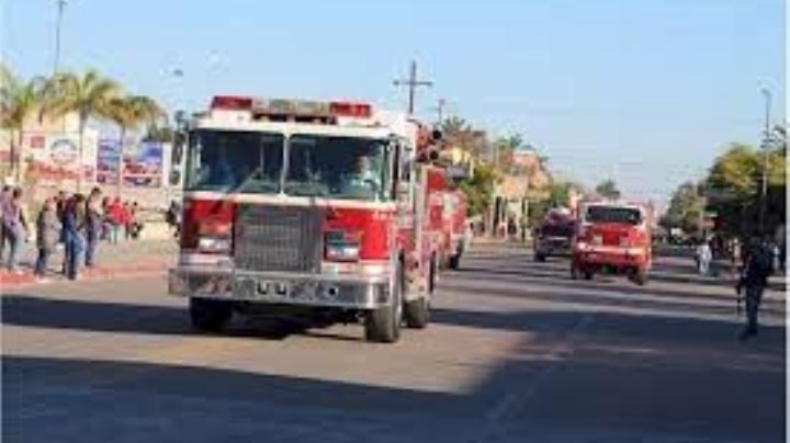 Voraz incendio en Cajeme moviliza a los Bomberos: Con conductor a bordo, auto arde en llamas