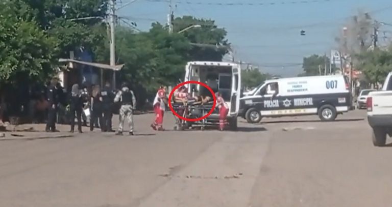 La víctima fue atendida por paramédicos de la Cruz Roja. Foto: Facebook