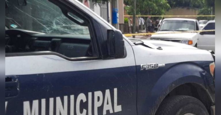 Autoridades llegan al sitio del crimen