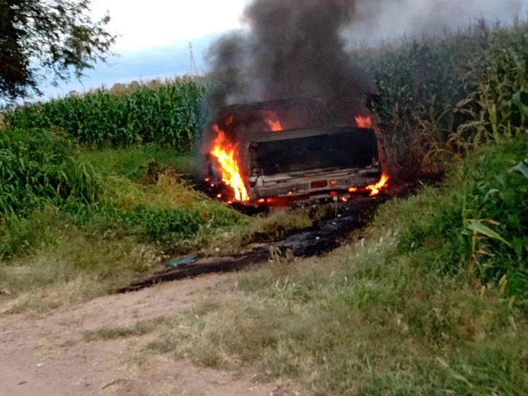 Supuestamente, los sicarios abrían incendiado un vehículo. Foto: Twitter