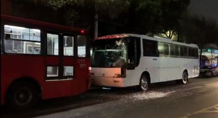 Son 9 heridos el saldo de un choque entre autobús turístico y Metrobús en Tláhuac