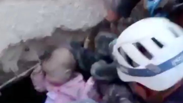 Impresionante VIDEO: Rescatan ileso a una bebé de 4 meses de edad de los escombros de un edificio