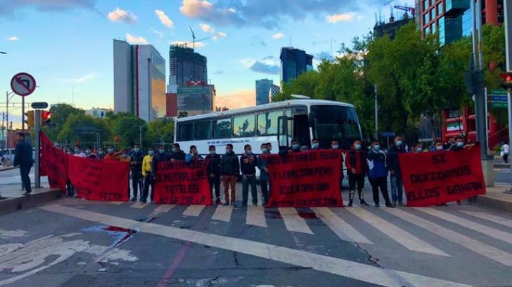 Normalistas de Puebla llevan más de 29 horas de bloqueo sobre Paseo de la Reforma
