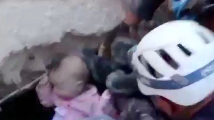 Impresionante VIDEO: Rescatan ileso a una bebé de 4 meses de edad de los escombros de un edificio