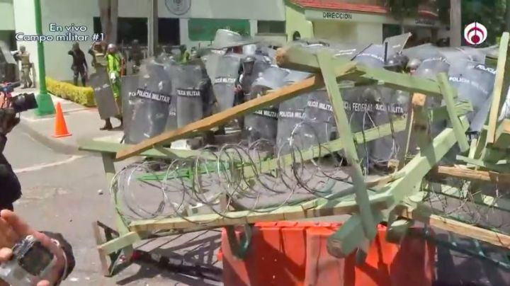 VIDEOS: Normalistas de Ayotzinapa lanzan petardos en Campo Militar 1 en CDMX