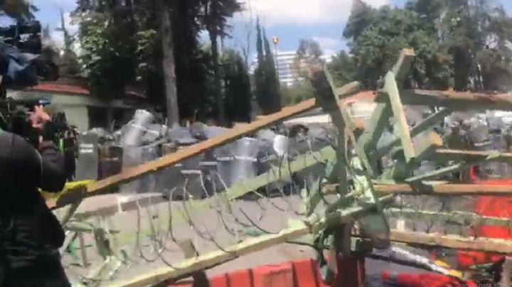 Suman 39 los lesionados tras protesta de normalistas de Ayotzinapa en Campo Militar 1