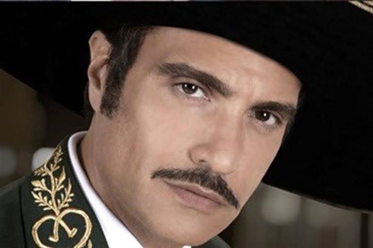 Jaime Camil caracterizado de Vicente Fernández