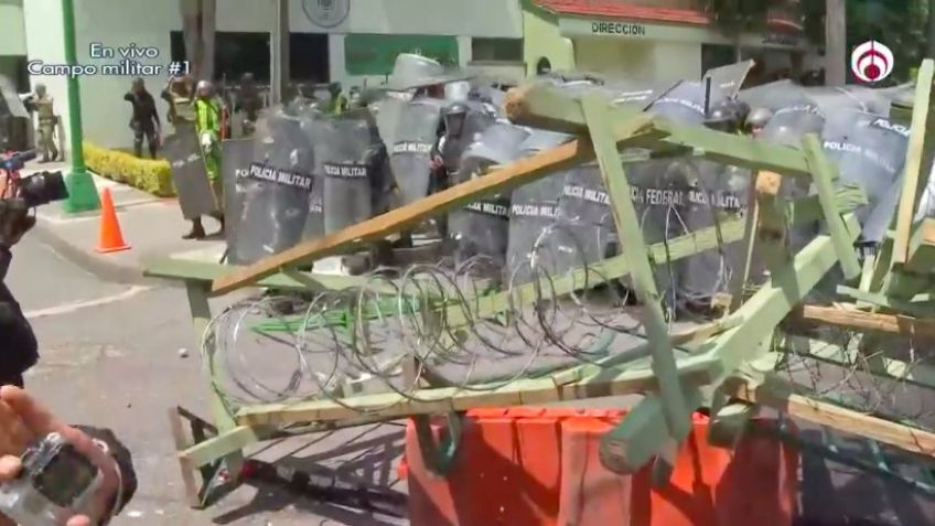 VIDEOS: Normalistas de Ayotzinapa lanzan petardos en Campo Militar 1 en CDMX