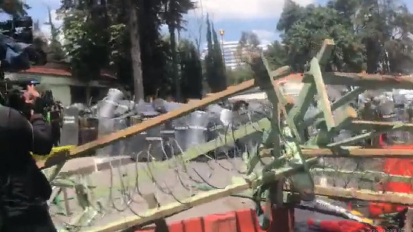 Suman 39 los lesionados tras protesta de normalistas de Ayotzinapa en Campo Militar 1