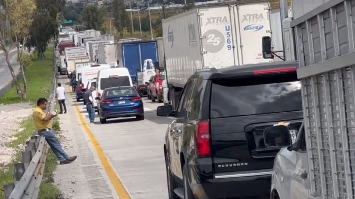 Manifestantes bloquean el paso en la autopista México-Querétaro; piden justicia por desaparecidos