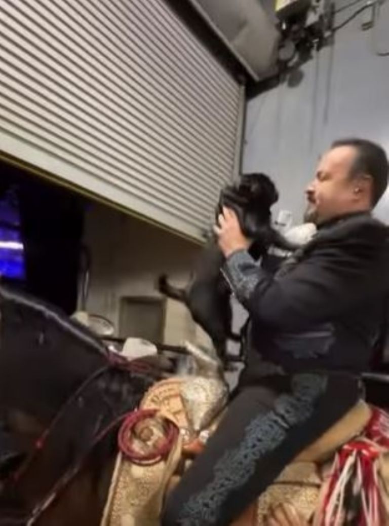 Pepe Aguilar mimando al 'Gordo Aguilar'