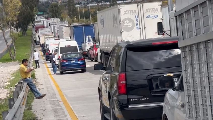Manifestantes bloquean el paso en la autopista México-Querétaro; piden justicia por desaparecidos