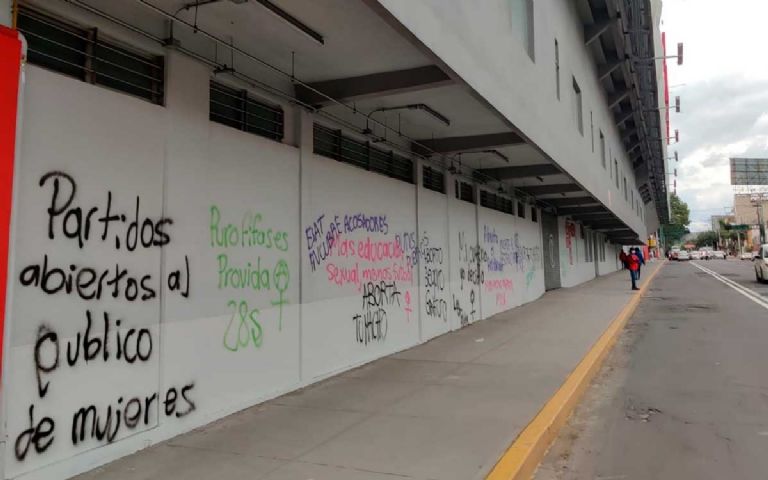 Pintas durante marcha feminista en Toluca
