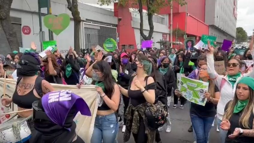 Durante marcha feministas realizan pintas en el estadio La Bombonera del Toluca
