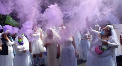 Mujeres vestidas de novia protestan contra la violencia vicaria en el Congreso de la CDMX