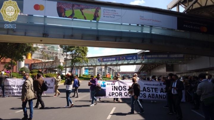Extrabajadores de Mexicana de Aviación protestan en el Aeropuerto de la Ciudad de México