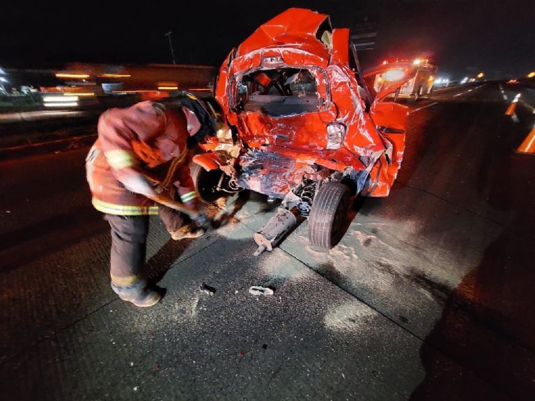 Una persona murió en un accidente vehicular en la carretera México-Querétaro. Foto: Twitter