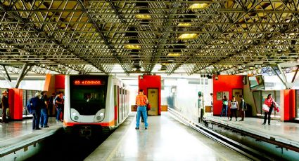 Caos y retrasos: Una sombrilla en las vías causó un corto circuito en el Metro CDMX