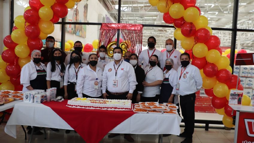 Casa Ley celebra su aniversario número 68 y parte el pastel junto a todos sus clientes