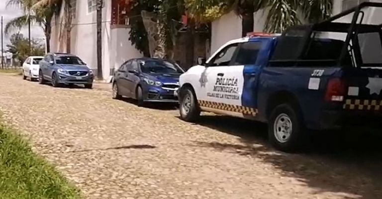 Autoridades llegan al sitio del crimen