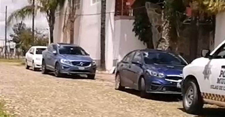 Autoridades llegan al sitio del crimen