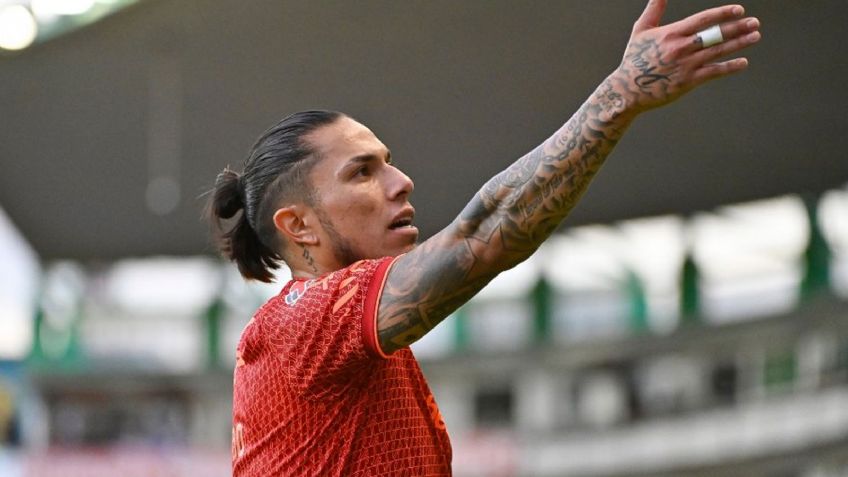 Durante el medio tiempo, Carlos Salcedo del Juárez FC tuitea su molestia con el arbitraje