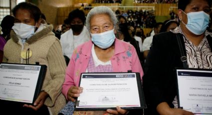 Alfabetización en Edomex: Entregan certificados escolares a personas mayores
