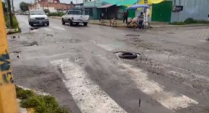 VIDEO: En Puebla una familia se salva de ser atropellados tras caer en un bache