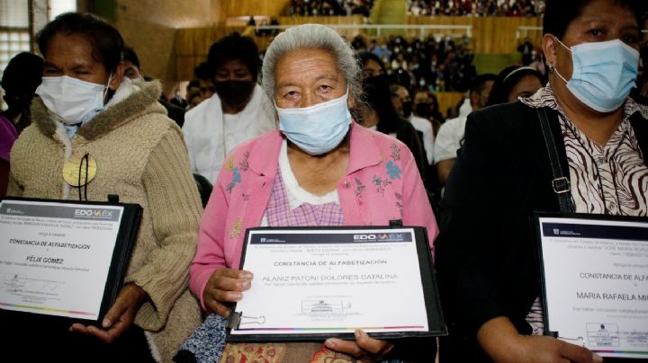 Alfabetización en Edomex: Entregan certificados escolares a personas mayores