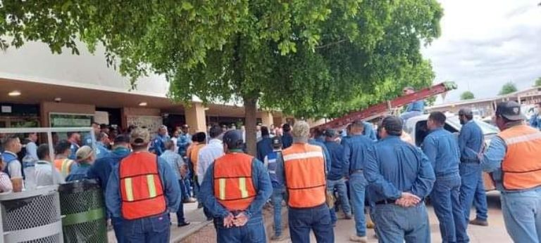 En la imagen, electricistas de la CFE se movilizan en HMO, Sonora; expresan tener miedo de laborar. Foto: Facebook