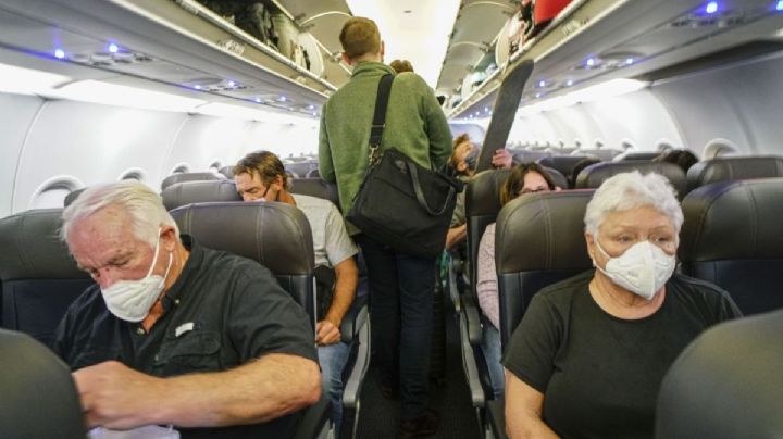 Ante nuevas variantes del Covid-19, OMS pide reanudar uso de cubrebocas en vuelos largos