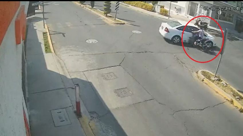 Fatídico accidente queda en VIDEO: Motociclista sin casco viaja a exceso de velocidad y choca