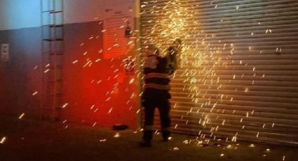 VIDEO: Incendio consume bodega en Azcapotzalco; Bomberos tardan 2 horas en sofocar el fuego