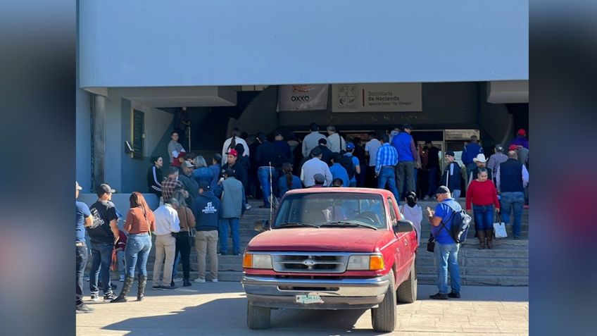 Contribuyentes de Cajeme resienten alza de impuestos; acuden a pagar placas y renovar su licencia