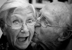 Foto ilustrativa de nota De película: 'Abuelita' pierde la memoria, pero su esposo no se rinde y la conquista a diario