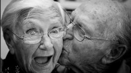 Foto que representa a De película: 'Abuelita' pierde la memoria, pero su esposo no se rinde y la conquista a diario