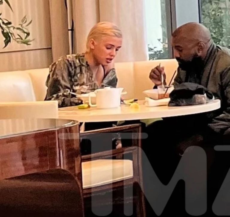Kenye West comiendo con Yeezy Bianca Censori 