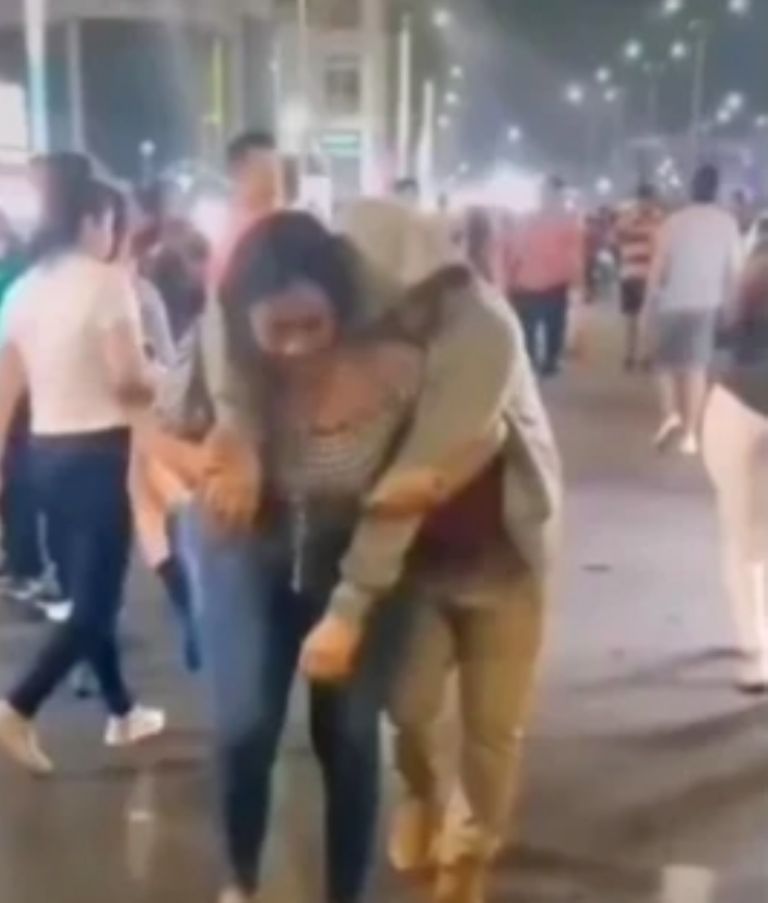 Mujer carga a su novio ebrio